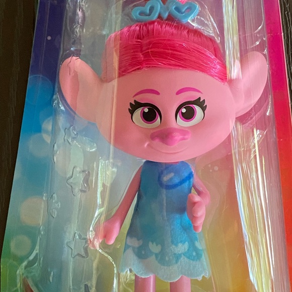 Trolls DreamWorks Stylin' Poppy Fashion Doll - Picture 3 of 5
